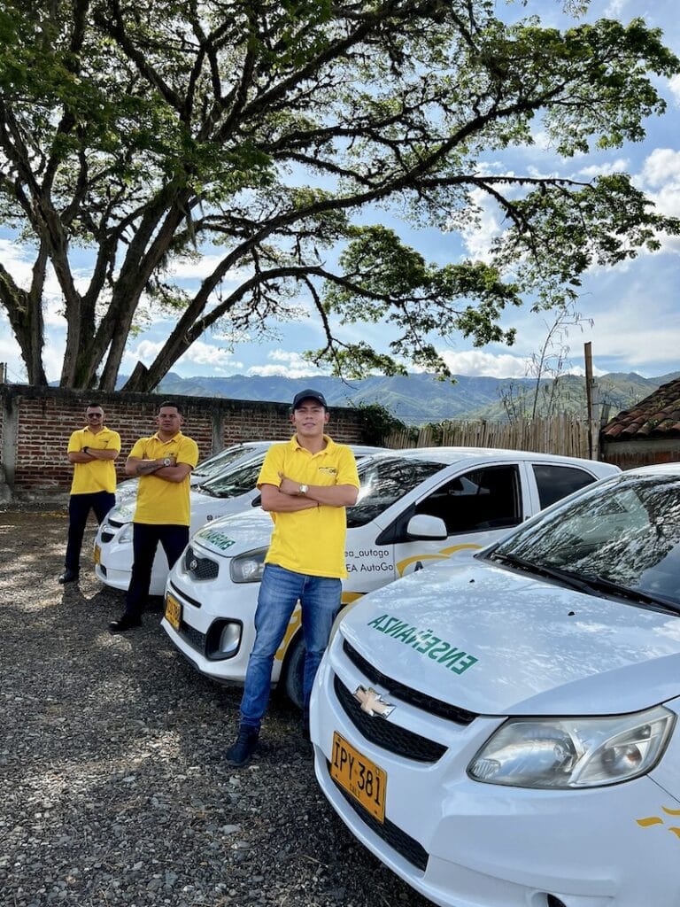 instructores posando con vehiculo de autogo