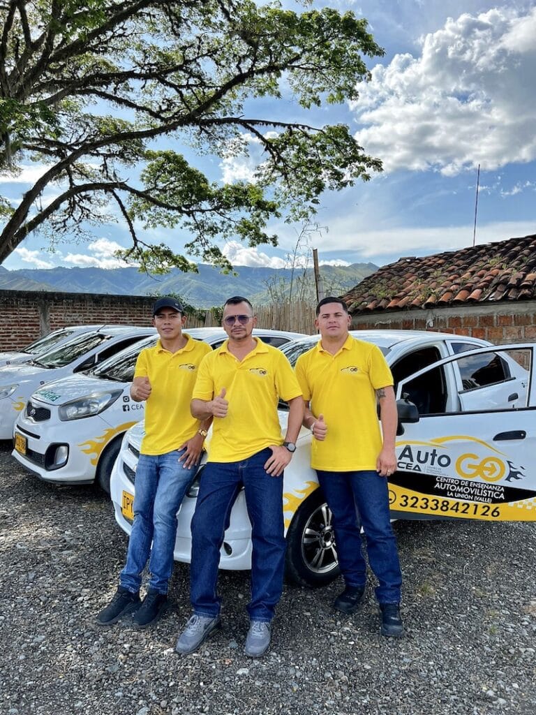 tres instructores posando con vehiculo autogo