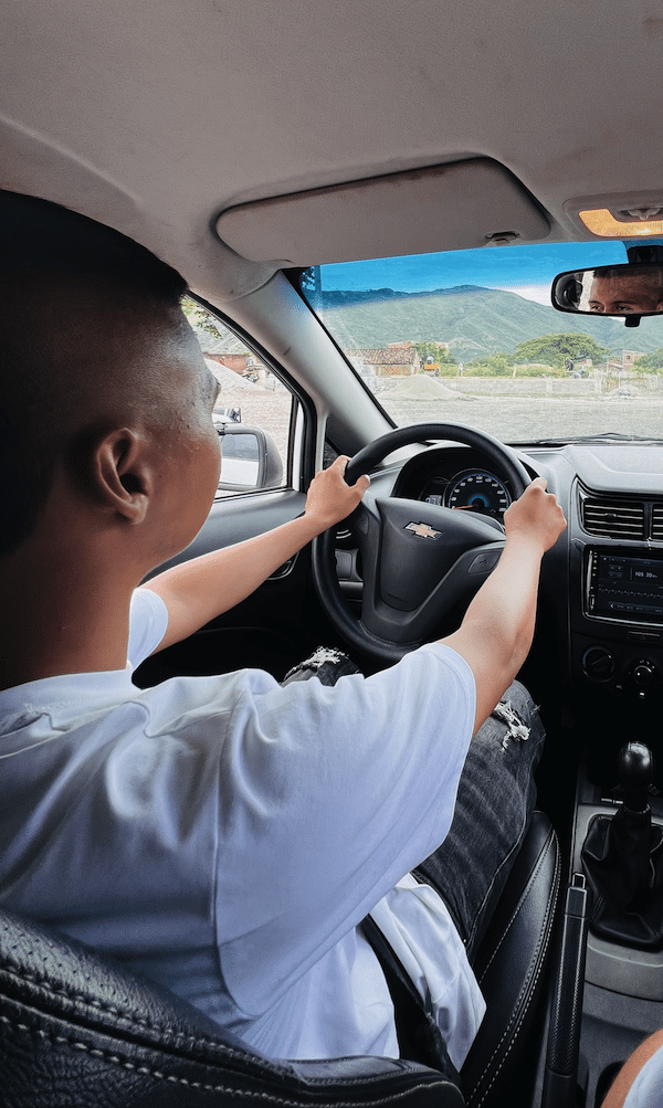 joven al volante de carro autogo