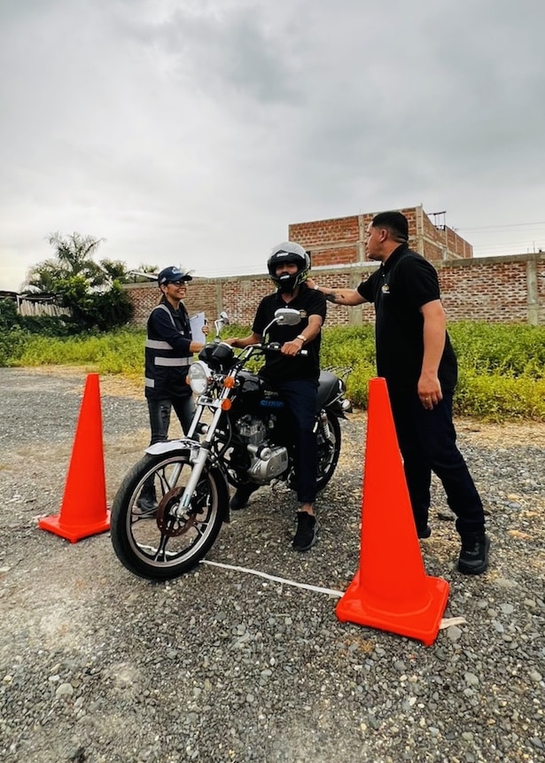 instructor con practicante en moto en posta autogo con conos