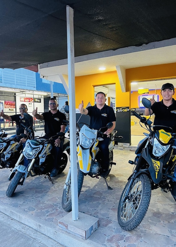 instructores montados en moto en cea autogo