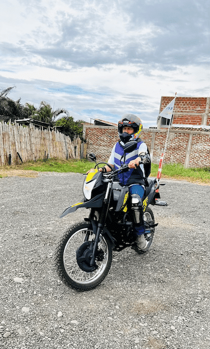 persona en moto practicando en pista autogo